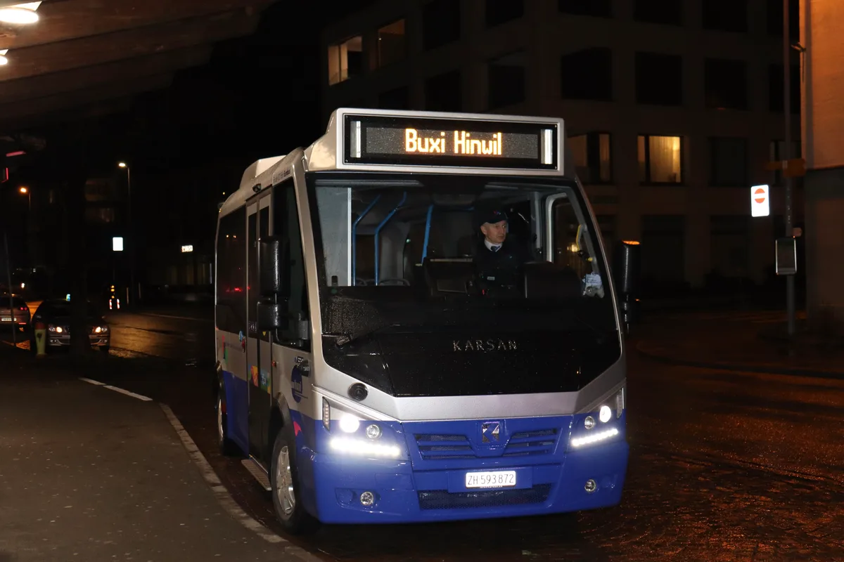 Kleinbus am Bahnhof mit Chauffeur am Steuer